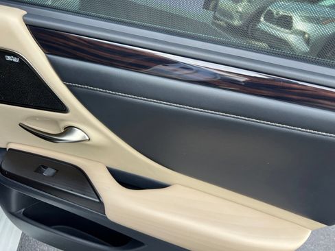 Used 2019 Lexus ES 300h Ultra Luxury w/ Accessory Package 2 FWD image 64