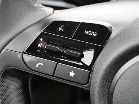 Certified 2025 Hyundai Elantra SEL image 32