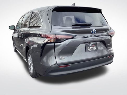 Used 2025 Toyota Sienna LE image 7