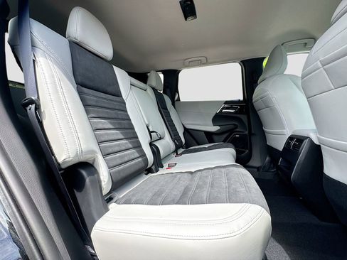 Used 2025 Mitsubishi Outlander SE image 30