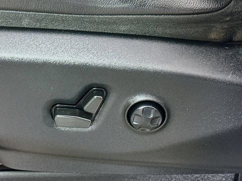 Used 2021 Chrysler Pacifica Touring-L FWD image 22