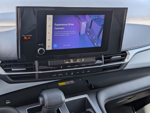Used 2025 Toyota Sienna LE FWD image 18