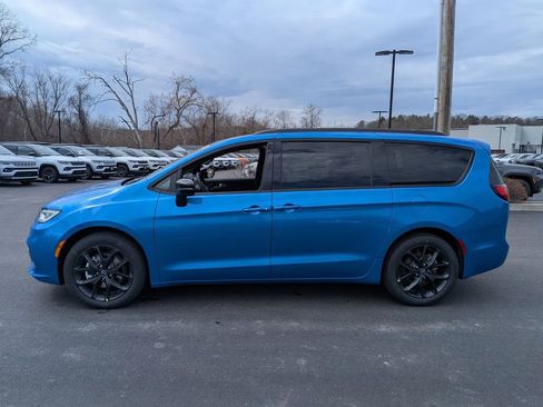 New 2026 Chrysler Pacifica Select image 4