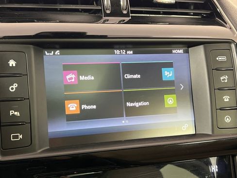 Used 2017 Jaguar F-PACE Premium image 32