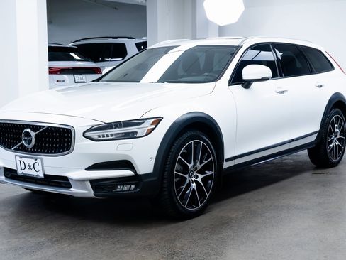 Used 2017 Volvo V90 T6 Cross Country image 3