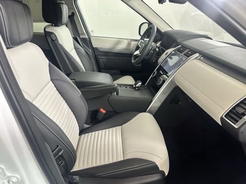 Used 2025 Land Rover Discovery Dynamic SE AWD/4WD image 18