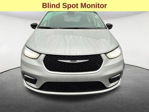 Used 2024 Chrysler Pacifica Touring-L image 4