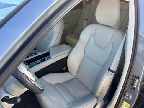 Used 2023 Volvo XC60 B5 Plus w/ Climate Package image 5