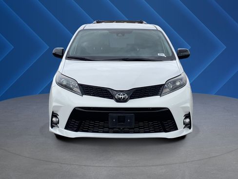 Used 2020 Toyota Sienna SE w/ Nightshade Edition FWD image 8