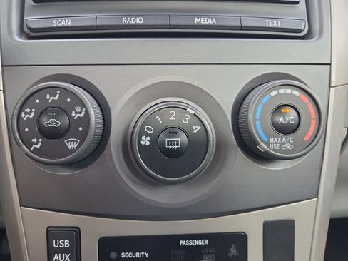 Used 2012 Toyota Corolla LE FWD image 28