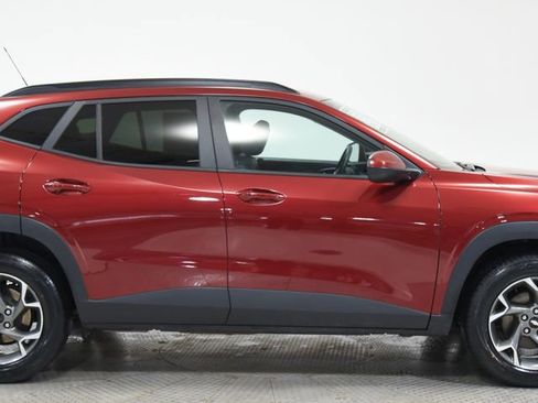 Used 2025 Chevrolet Trax LT w/ LT Convenience Package image 14