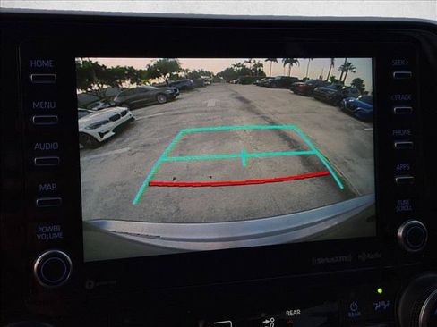 Used 2021 Toyota Highlander LE FWD image 18