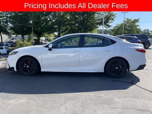 Used 2025 Toyota Camry SE FWD image 3