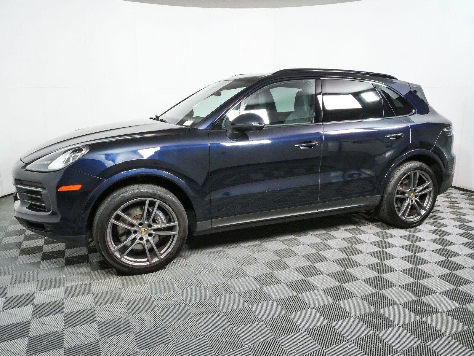 Certified 2023 Porsche Cayenne Platinum Edition AWD/4WD image 2