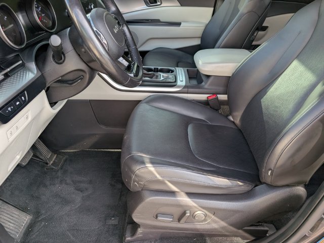 Used 2022 Kia Carnival LX FWD image 9