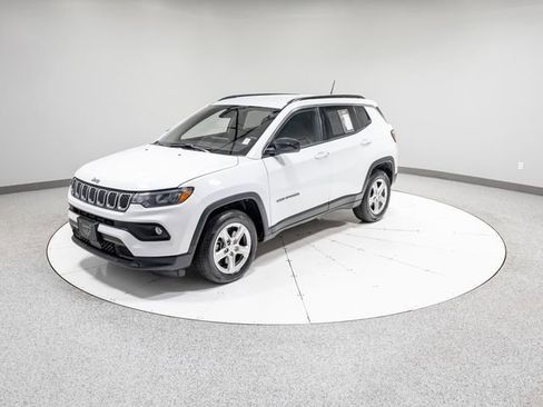 Used 2023 Jeep Compass Latitude image 32