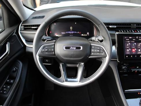 Used 2023 Jeep Grand Cherokee Laredo AWD/4WD image 15