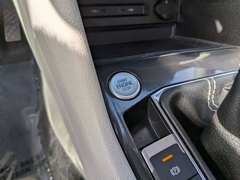 Used 2023 Volkswagen Tiguan SE w/ Panoramic Sunroof Package FWD image 23