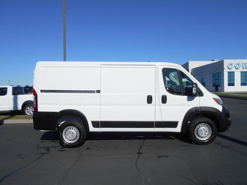 Used 2025 RAM ProMaster 2500 w/ Convenience Group image 3