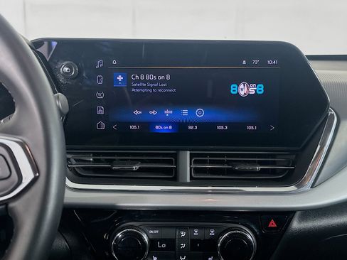 Used 2025 Chevrolet Trax LT w/ LT Convenience Package FWD image 19