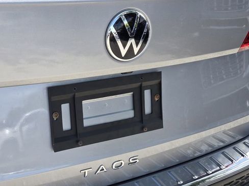 Certified 2023 Volkswagen Taos SE image 9