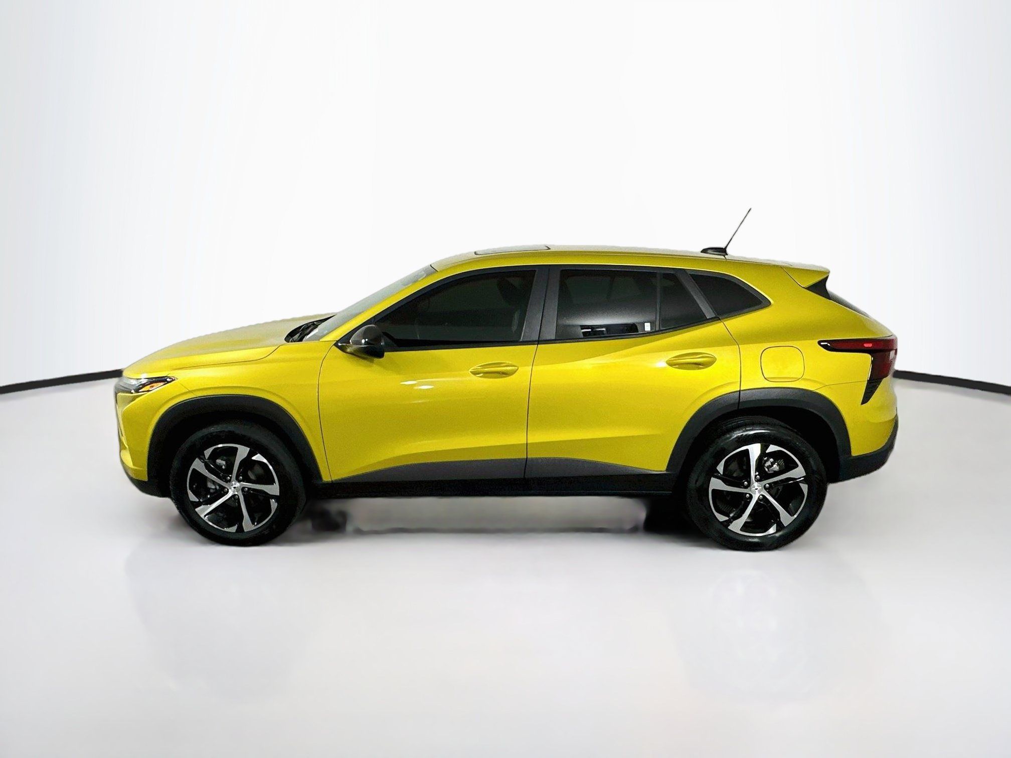 Used 2024 Chevrolet Trax RS w/ Sunroof Package FWD image 4