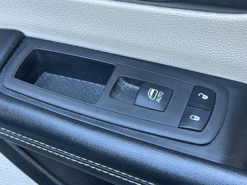 Used 2022 Chrysler Pacifica Touring-L image 22