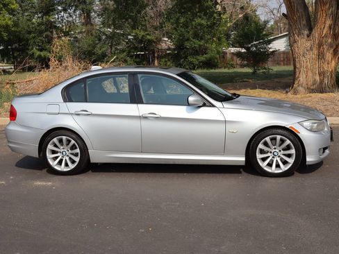 Used 2011 BMW 328i xDrive Sedan AWD/4WD image 3