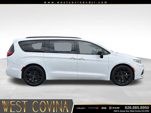 Used 2026 Chrysler Pacifica Limited w/ S Appearance Package FWD image 8