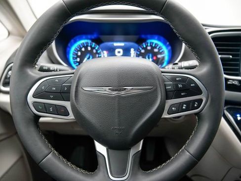 Used 2024 Chrysler Pacifica Touring-L image 33