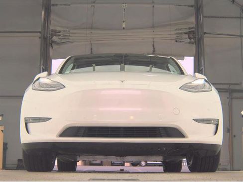 Used 2022 Tesla Model Y Long Range image 2