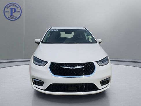 Used 2023 Chrysler Pacifica Touring-L FWD image 2