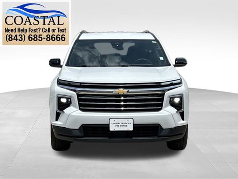 Used 2025 Chevrolet Traverse LT FWD image 2