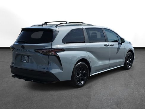 Certified 2025 Toyota Sienna XLE Woodland Edition AWD/4WD image 5