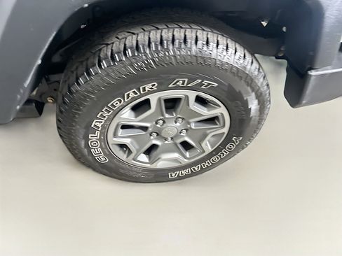 Used 2016 Jeep Wrangler Rubicon w/ Power Convenience Group image 11