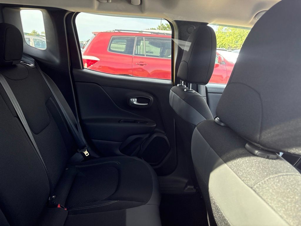 Used 2023 Jeep Renegade Latitude w/ Premium Group AWD/4WD image 22