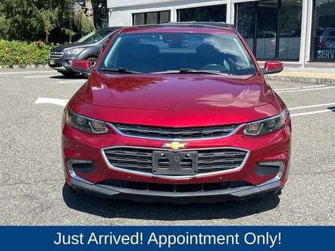 Used 2017 Chevrolet Malibu LT w/ Leather Package FWD image 2