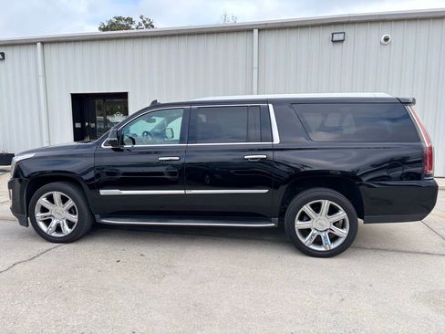 Used 2018 Cadillac Escalade ESV Luxury image 2