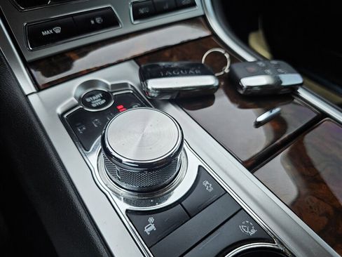 Used 2013 Jaguar XF image 21