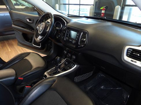 Used 2018 Jeep Compass Latitude w/ Cold Weather Group AWD/4WD image 13