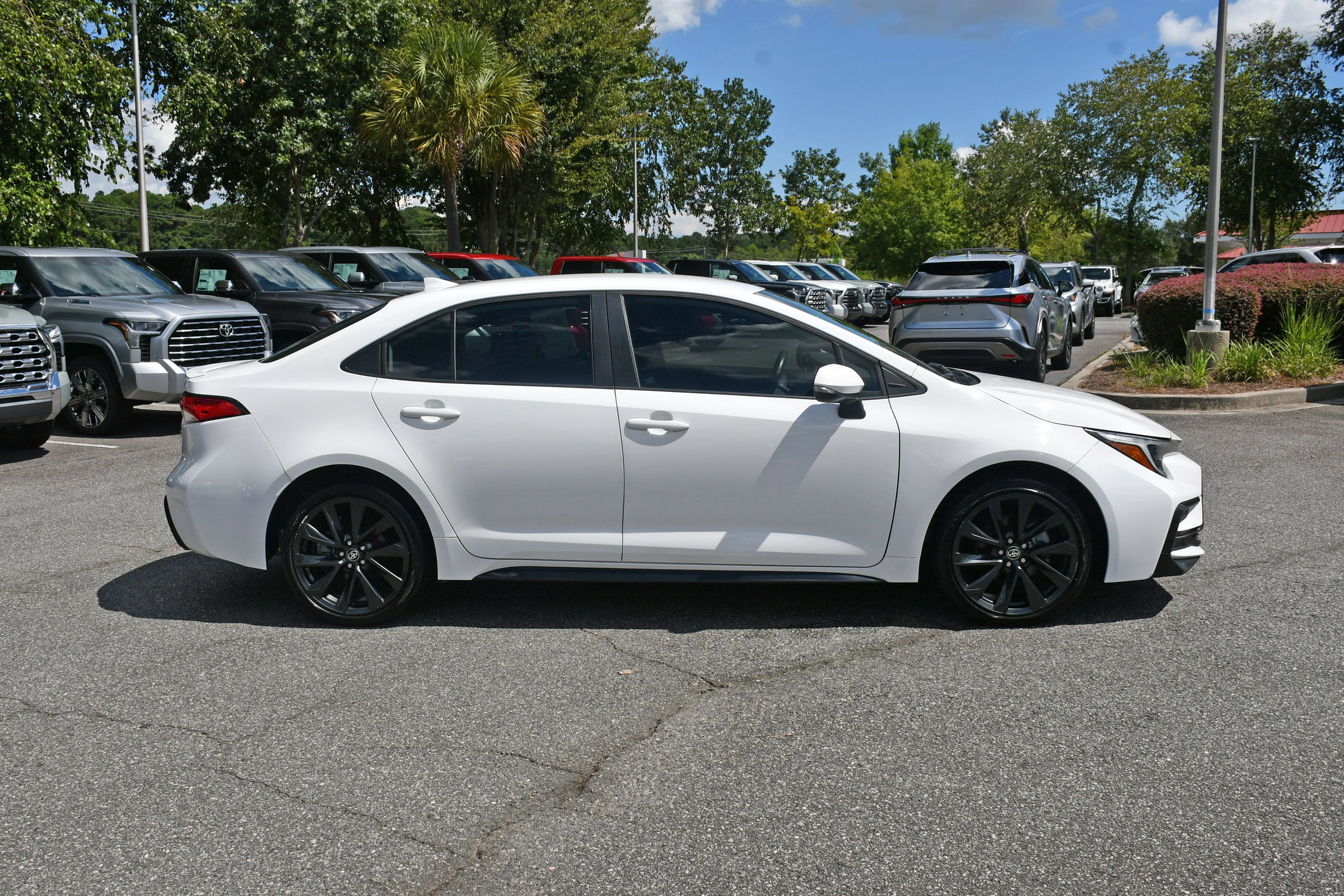 Used 2023 Toyota Corolla SE FWD image 5