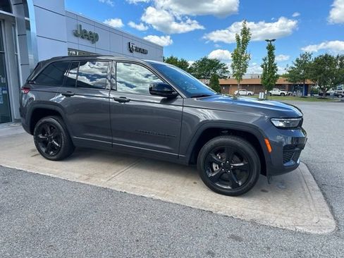 Used 2023 Jeep Grand Cherokee Altitude AWD/4WD image 10