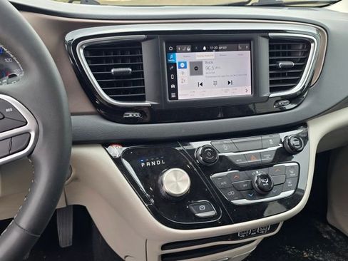 Used 2023 Chrysler Voyager LX image 17