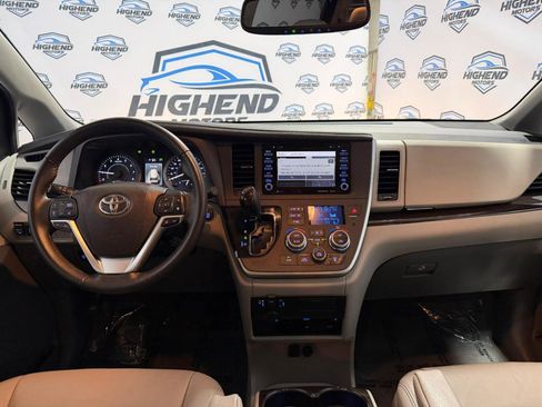 Used 2020 Toyota Sienna XLE Premium w/ Carpet Mat Package image 30