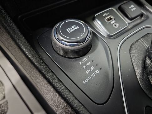 Used 2021 Jeep Cherokee Latitude Lux AWD/4WD image 16