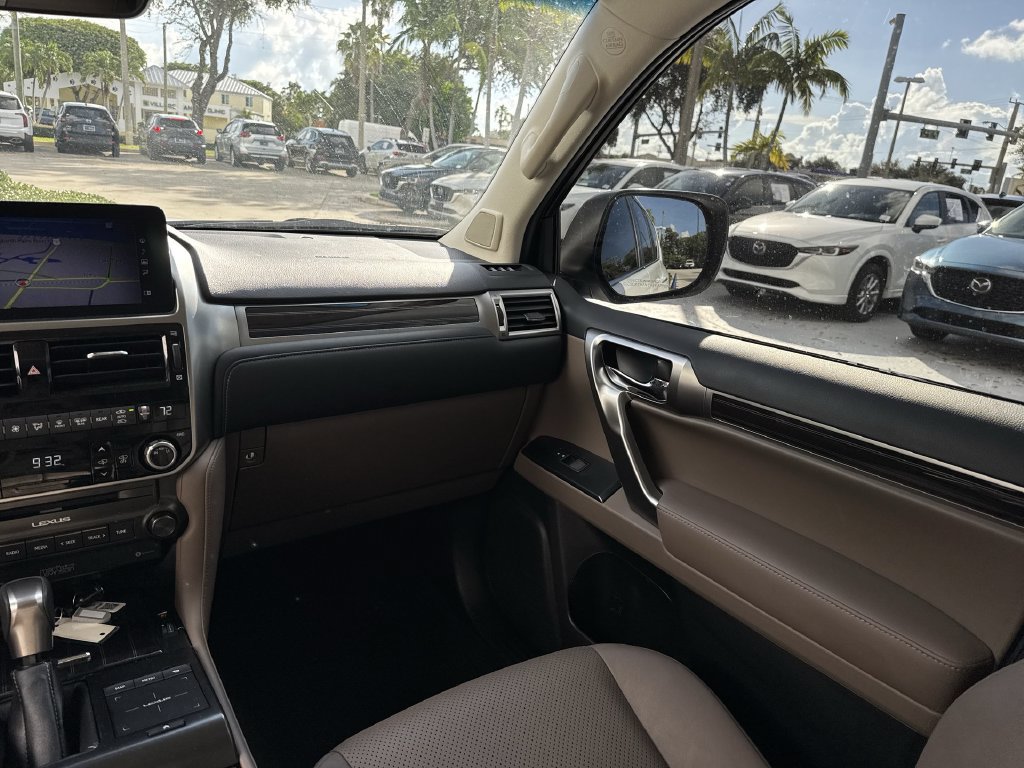 Used 2023 Lexus GX 460 Luxury w/ Accessory Package AWD/4WD image 15