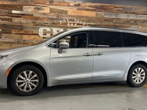 Used 2018 Chrysler Pacifica Touring-L Plus FWD image 10