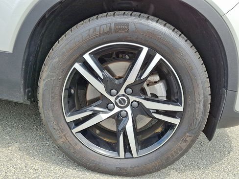 Certified 2025 Volvo XC40 B5 Core image 8