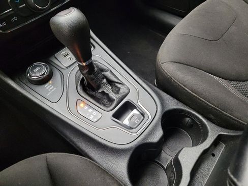 Used 2019 Jeep Cherokee Latitude w/ Cold Weather Group AWD/4WD image 26