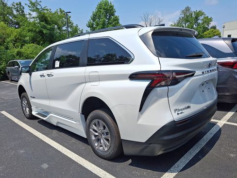 Used 2026 Toyota Sienna XLE FWD image 3